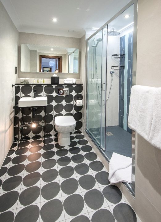 Arthaus Hotel Executive Room Bath